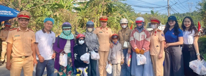 Hành trình về quê đón Tết: Chút ngọt ngào sưởi ấm lòng người con xa xứ