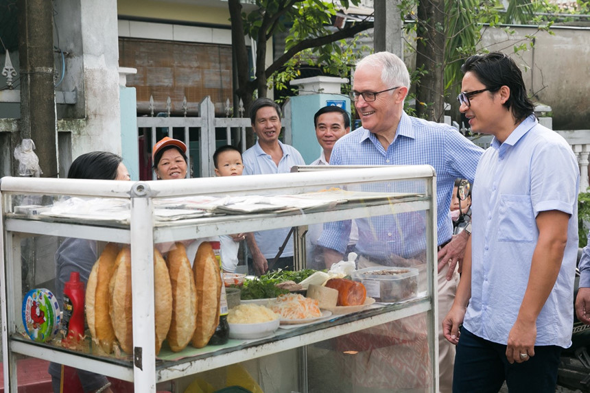 Thủ tướng Úc ăn bánh mì Đà Nẵng